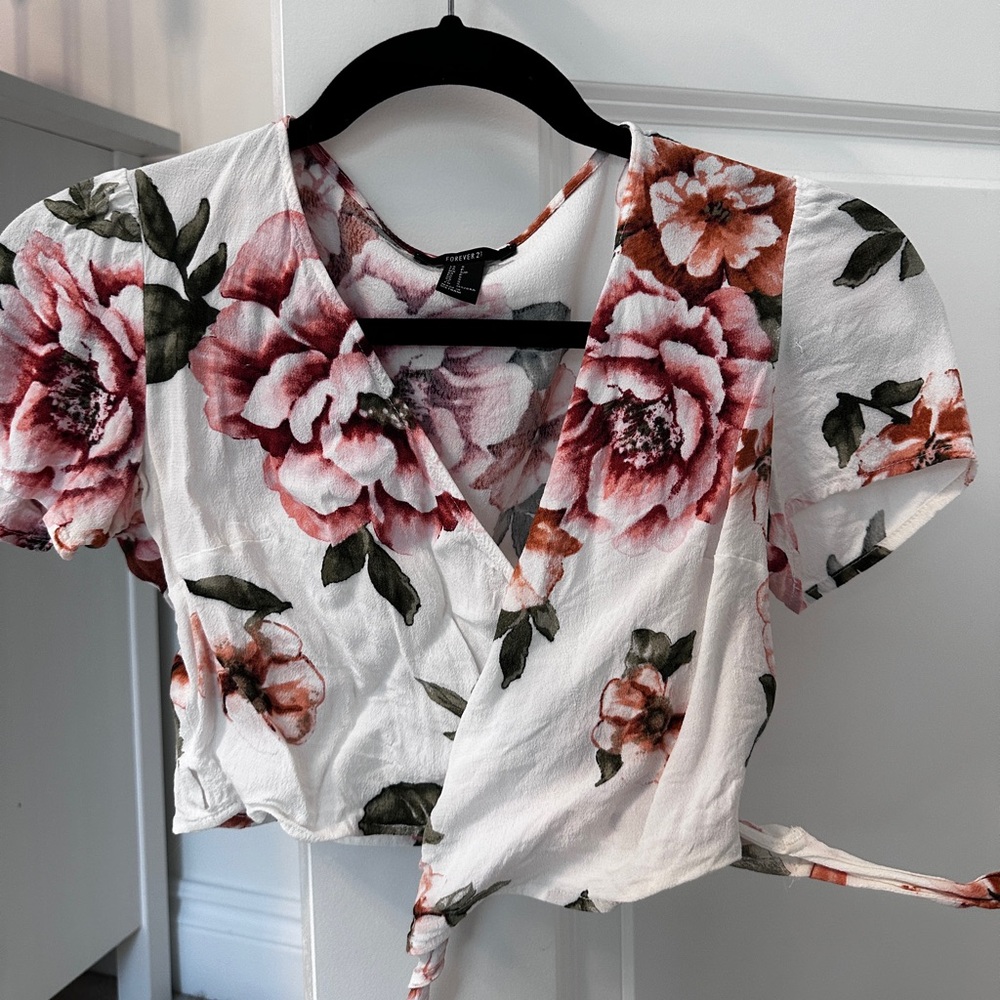 Forever 21 floral wrap crop top tee